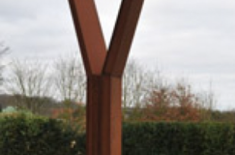 Cortenstalen sculptuur in de Sculptour-beeldentuin
