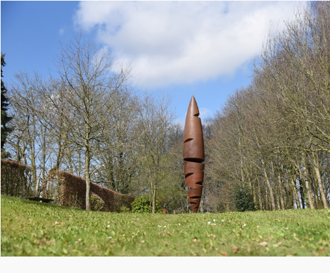 Sculptuur in het glooiende landschap van het domein Beukenhof